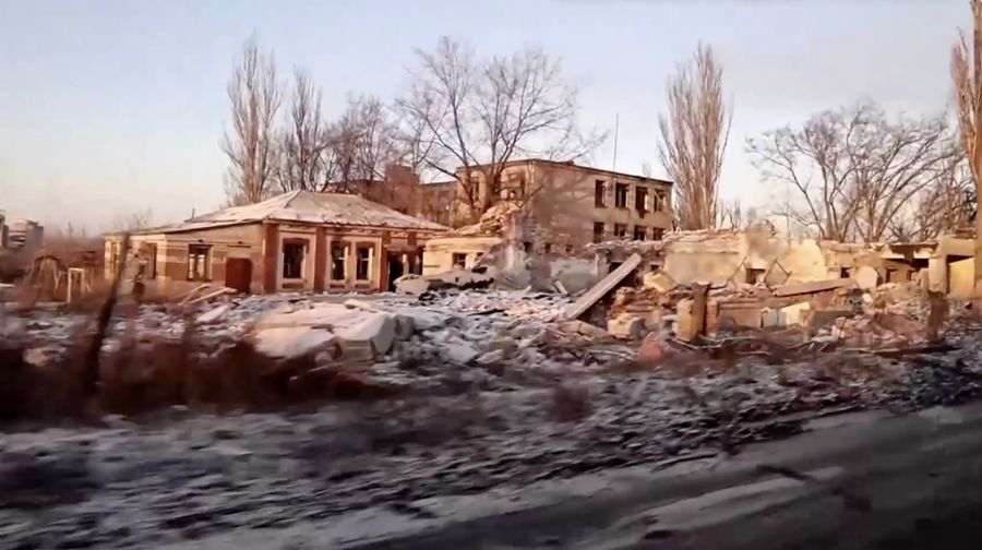 Pasukan Rusia dan Ukraina terlibat dalam pertempuran sengit pada hari Rabu (11/1/2023) di kota Soledar di Ukraina timur. (Video Reuters/Olena Harmash and Clodagh Kilcoyne)