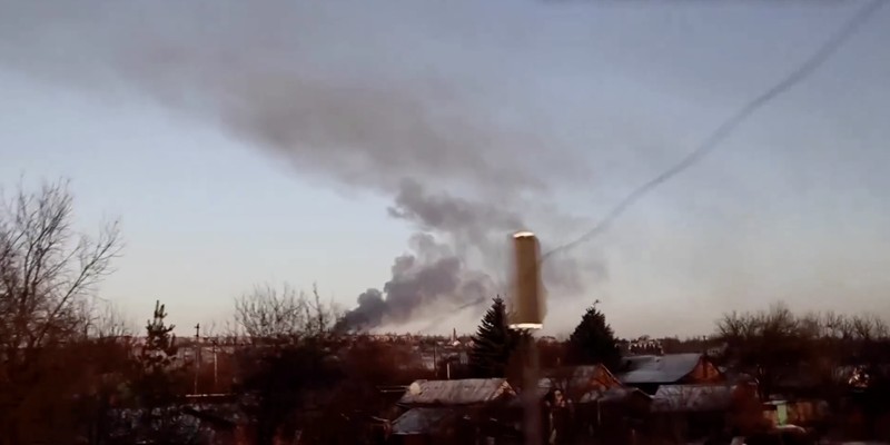 Pasukan Rusia dan Ukraina terlibat dalam pertempuran sengit pada hari Rabu (11/1/2023) di kota Soledar di Ukraina timur. (Video Reuters/Olena Harmash and Clodagh Kilcoyne)