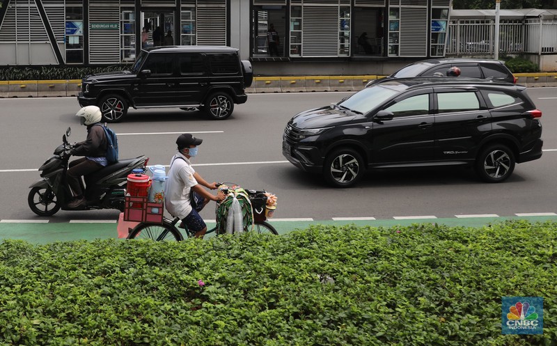 Pedagang kopi keliling menyiapkan minuman di kawasan Pedestrian Sudirman, Jakarta, Rabu, 11/1/2023. Pedagang kopi keliling menyiapkan minuman di kawasan Pedestrian Sudirman, Jakarta, Rabu, 11/1/2023. Pedagang kopi keliling atau kerap disebut starling sering terluhat hilir mudik setiap hari di jalan-jalan trotoar Jakarta. (CNBC Indonesia/ Muhammad Sabki)