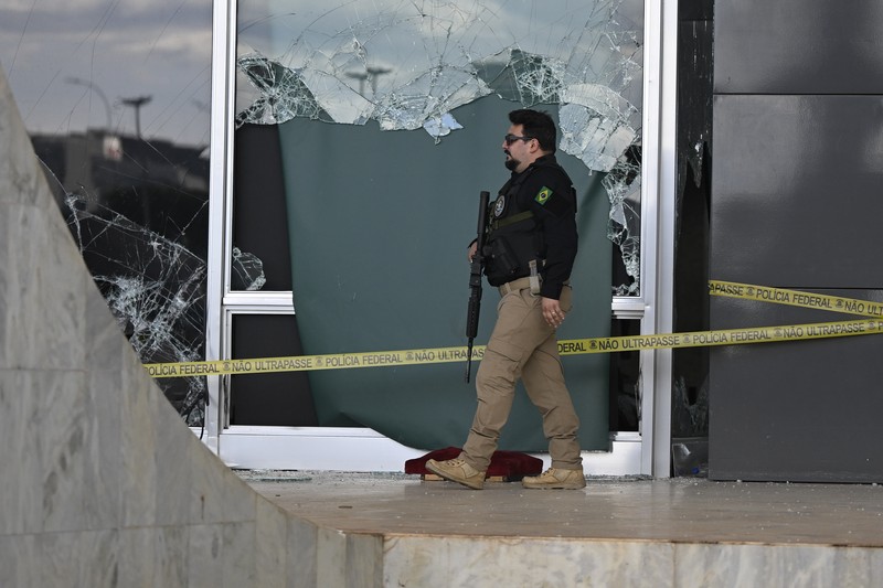 Hakim Mahkamah Agung Brasil Gilmar Mendes berjalan di gedung Mahkamah Agung setelah kerusuhan anti-demokrasi Brasil, di Brasilia, Brasil, 10 Januari 2023. (Photo by Mateus Bonomi/Anadolu Agency via Getty Images)