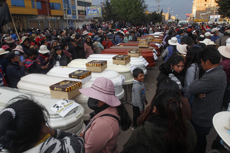 Peru pada Selasa mengumumkan jam malam di wilayah Puno selatan dalam upaya untuk menekan protes kekerasan. Kerabat dari 18 orang tewas dalam bentrokan dengan pasukan keamanan menunggu dengan peti mati kosong di luar kamar mayat rumah sakit Carlos Monge Medrano di Juliaca, Peru selatan, pada 10 Januari 2023. - Peru pada Selasa mengumumkan jam malam di wilayah Puno selatan dalam upaya untuk menekan protes kekerasan. (JUAN CARLOS CISNEROS/AFP via Getty Images)