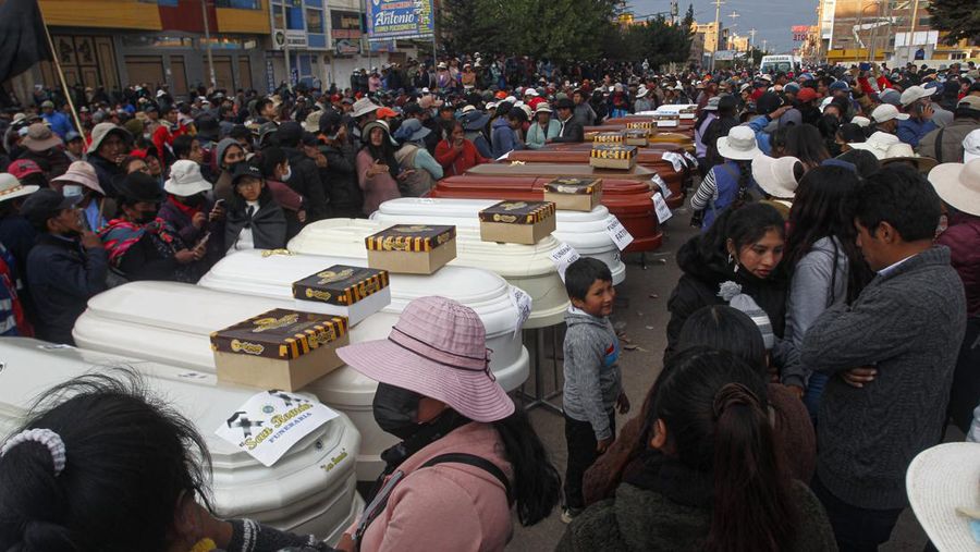 Kerabat dari 18 orang tewas dalam bentrokan dengan pasukan keamanan menunggu dengan peti mati kosong di luar kamar mayat rumah sakit Carlos Monge Medrano di Juliaca, Peru selatan, pada 10 Januari 2023. - Peru pada Selasa mengumumkan jam malam di wilayah Puno selatan dalam upaya untuk menekan protes kekerasan. (JUAN CARLOS CISNEROS/AFP via Getty Images)