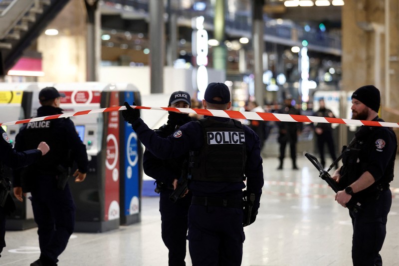 Media Prancis melaporkan bahwa orang telah ditikam di stasiun kereta api Paris dan menteri dalam negeri mengatakan beberapa orang terluka sebelum polisi Seorang tentara berpatroli di stasiun kereta Gare du Nord, Rabu, 11 Januari 2023 di Paris. Media Prancis melaporkan bahwa orang telah ditikam di stasiun kereta api Paris dan menteri dalam negeri mengatakan beberapa orang terluka sebelum polisi