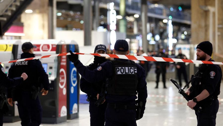 Seorang tentara berpatroli di stasiun kereta Gare du Nord, Rabu, 11 Januari 2023 di Paris. Media Prancis melaporkan bahwa orang telah ditikam di stasiun kereta api Paris dan menteri dalam negeri mengatakan beberapa orang terluka sebelum polisi 