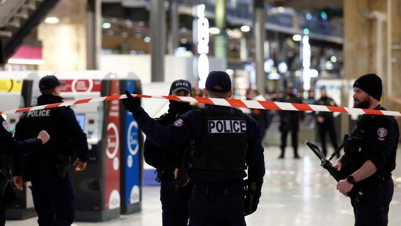 Seorang tentara berpatroli di stasiun kereta Gare du Nord, Rabu, 11 Januari 2023 di Paris. Media Prancis melaporkan bahwa orang telah ditikam di stasiun kereta api Paris dan menteri dalam negeri mengatakan beberapa orang terluka sebelum polisi 