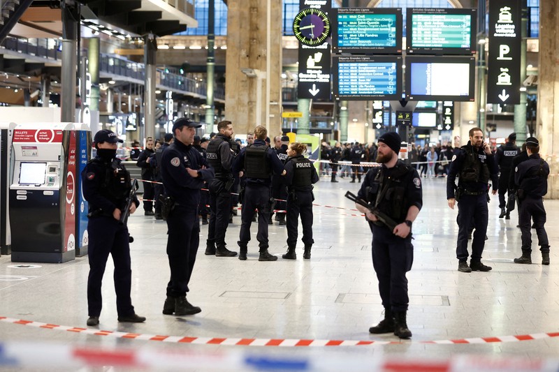 Seorang tentara berpatroli di stasiun kereta Gare du Nord, Rabu, 11 Januari 2023 di Paris. Media Prancis melaporkan bahwa orang telah ditikam di stasiun kereta api Paris dan menteri dalam negeri mengatakan beberapa orang terluka sebelum polisi 