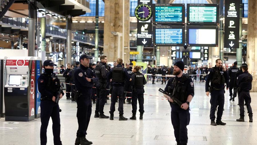 Seorang tentara berpatroli di stasiun kereta Gare du Nord, Rabu, 11 Januari 2023 di Paris. Media Prancis melaporkan bahwa orang telah ditikam di stasiun kereta api Paris dan menteri dalam negeri mengatakan beberapa orang terluka sebelum polisi 