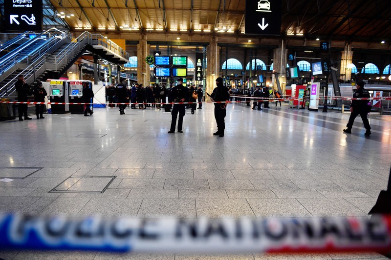 Media Prancis melaporkan bahwa orang telah ditikam di stasiun kereta api Paris dan menteri dalam negeri mengatakan beberapa orang terluka sebelum polisi Seorang tentara berpatroli di stasiun kereta Gare du Nord, Rabu, 11 Januari 2023 di Paris. Media Prancis melaporkan bahwa orang telah ditikam di stasiun kereta api Paris dan menteri dalam negeri mengatakan beberapa orang terluka sebelum polisi