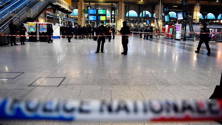 Polisi Prancis menutup area di stasiun kereta Gare du Nord Paris, setelah beberapa orang terluka ringan oleh seorang pria yang menggunakan pisau pada 11 Januari 2023. - Pria itu ditangkap oleh polisi di stasiun, yang berfungsi sebagai hub untuk kereta ke London dan Eropa utara, setelah mereka melepaskan tembakan dan melukainya, kata seorang sumber polisi, yang meminta untuk tidak disebutkan namanya. (JULIEN DE ROSA/AFP via Getty Images)