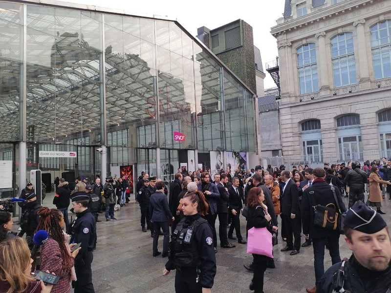 Media Prancis melaporkan bahwa orang telah ditikam di stasiun kereta api Paris dan menteri dalam negeri mengatakan beberapa orang terluka sebelum polisi Seorang tentara berpatroli di stasiun kereta Gare du Nord, Rabu, 11 Januari 2023 di Paris. Media Prancis melaporkan bahwa orang telah ditikam di stasiun kereta api Paris dan menteri dalam negeri mengatakan beberapa orang terluka sebelum polisi