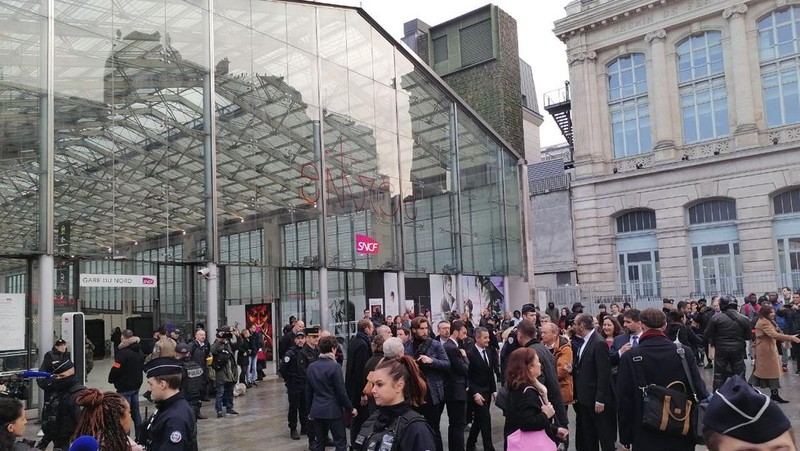 Seorang tentara berpatroli di stasiun kereta Gare du Nord, Rabu, 11 Januari 2023 di Paris. Media Prancis melaporkan bahwa orang telah ditikam di stasiun kereta api Paris dan menteri dalam negeri mengatakan beberapa orang terluka sebelum polisi 