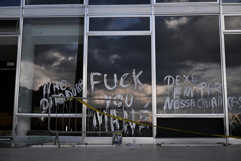 Hakim Mahkamah Agung Brasil Gilmar Mendes berjalan di gedung Mahkamah Agung setelah kerusuhan anti-demokrasi Brasil, di Brasilia, Brasil, 10 Januari 2023. (Photo by Mateus Bonomi/Anadolu Agency via Getty Images)