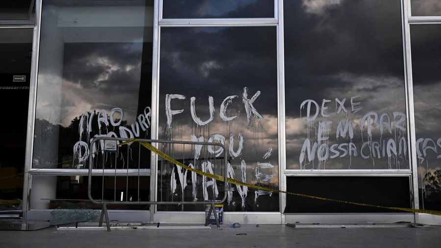 Hakim Mahkamah Agung Brasil Gilmar Mendes berjalan di gedung Mahkamah Agung setelah kerusuhan anti-demokrasi Brasil, di Brasilia, Brasil, 10 Januari 2023. (Photo by Mateus Bonomi/Anadolu Agency via Getty Images)
