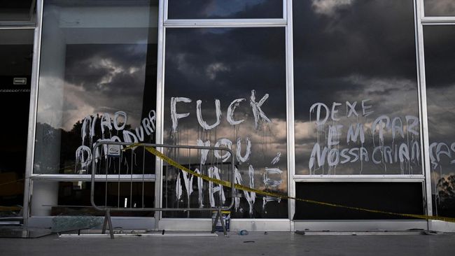 Tok! Eks Presiden Resmi Ditahan, Dihukum 27 Tahun Penjara