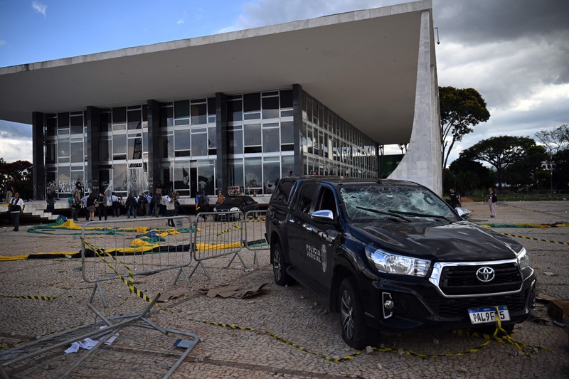 Hakim Mahkamah Agung Brasil Gilmar Mendes berjalan di gedung Mahkamah Agung setelah kerusuhan anti-demokrasi Brasil, di Brasilia, Brasil, 10 Januari 2023. (Photo by Mateus Bonomi/Anadolu Agency via Getty Images)