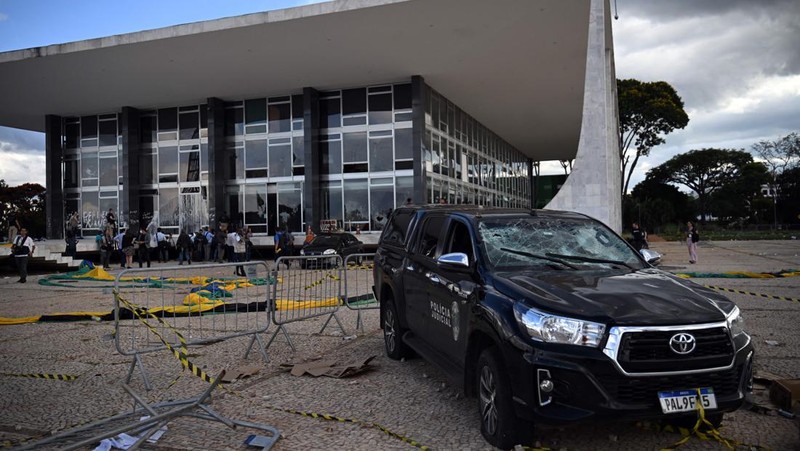 Hakim Mahkamah Agung Brasil Gilmar Mendes berjalan di gedung Mahkamah Agung setelah kerusuhan anti-demokrasi Brasil, di Brasilia, Brasil, 10 Januari 2023. (Photo by Mateus Bonomi/Anadolu Agency via Getty Images)