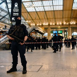 Penusukan Massal Guncang Paris, Polisi Tembak Pelaku