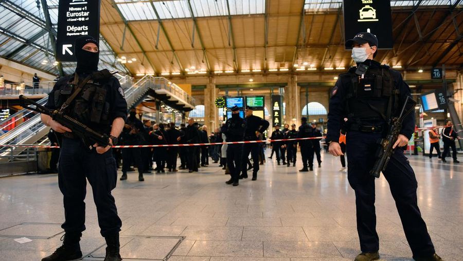 Polisi Prancis berjaga di aula stasiun kereta Gare du Nord Paris, setelah beberapa orang terluka ringan oleh seorang pria yang menggunakan pisau pada 11 Januari 2023. - Pria itu ditangkap oleh polisi di stasiun, yang berfungsi sebagai hub untuk kereta ke London dan Eropa utara, setelah mereka melepaskan tembakan dan melukainya, kata seorang sumber polisi, yang meminta untuk tidak disebutkan namanya. (\JULIEN DE ROSA/AFP via Getty Images)