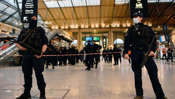 Penusukan Massal Guncang Paris, Polisi Tembak Pelaku