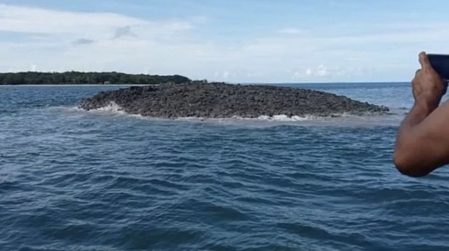 Pulau Baru yang muncul di Desa Teinaman Kecamatan Tanimbar Utara, Maluku usai gempa berkekuatan magnitudo 7,5 engguncang Maluku. (Instagram @infogempadunia)