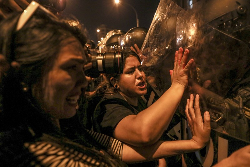 Peru pada Selasa mengumumkan jam malam di wilayah Puno selatan dalam upaya untuk menekan protes kekerasan. Kerabat dari 18 orang tewas dalam bentrokan dengan pasukan keamanan menunggu dengan peti mati kosong di luar kamar mayat rumah sakit Carlos Monge Medrano di Juliaca, Peru selatan, pada 10 Januari 2023. - Peru pada Selasa mengumumkan jam malam di wilayah Puno selatan dalam upaya untuk menekan protes kekerasan. (JUAN CARLOS CISNEROS/AFP via Getty Images)