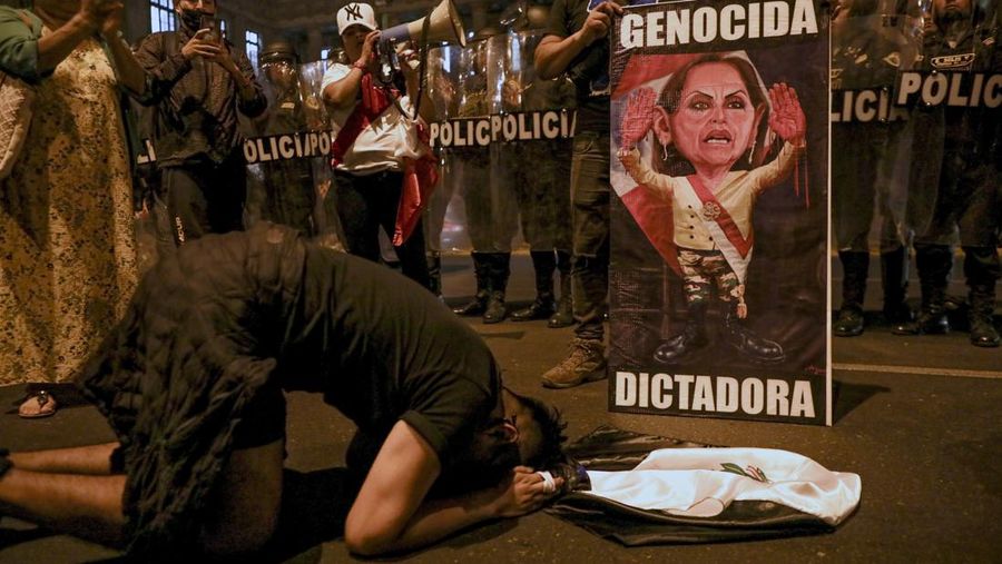 Ratusan warga tiba di luar Istana Kehakiman untuk menuntut pengunduran diri Presiden Dina Boluarte dan keadilan bagi pengunjuk rasa yang meninggal kemarin di Lima, Peru pada 10 Januari 2023. (Klebher Vasquez/Anadolu Agency via Getty Images)