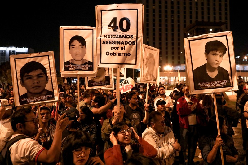 Peru pada Selasa mengumumkan jam malam di wilayah Puno selatan dalam upaya untuk menekan protes kekerasan. Kerabat dari 18 orang tewas dalam bentrokan dengan pasukan keamanan menunggu dengan peti mati kosong di luar kamar mayat rumah sakit Carlos Monge Medrano di Juliaca, Peru selatan, pada 10 Januari 2023. - Peru pada Selasa mengumumkan jam malam di wilayah Puno selatan dalam upaya untuk menekan protes kekerasan. (JUAN CARLOS CISNEROS/AFP via Getty Images)