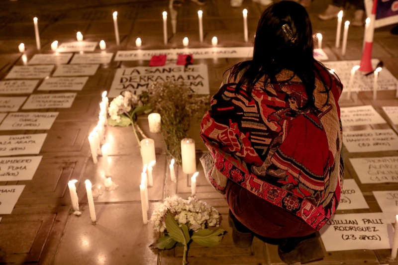 Peru pada Selasa mengumumkan jam malam di wilayah Puno selatan dalam upaya untuk menekan protes kekerasan. Kerabat dari 18 orang tewas dalam bentrokan dengan pasukan keamanan menunggu dengan peti mati kosong di luar kamar mayat rumah sakit Carlos Monge Medrano di Juliaca, Peru selatan, pada 10 Januari 2023. - Peru pada Selasa mengumumkan jam malam di wilayah Puno selatan dalam upaya untuk menekan protes kekerasan. (JUAN CARLOS CISNEROS/AFP via Getty Images)