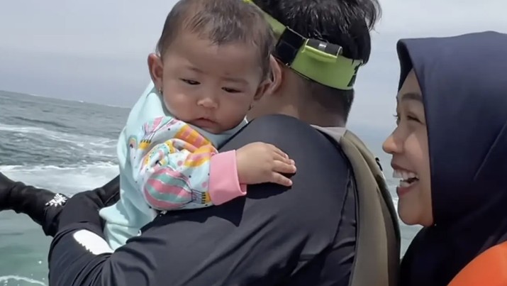 Ria Ricis memfilmkan bayinya dengan jet ski tanpa jaket pelampung. (Tangkapan layar @Instagram RiaRicis)