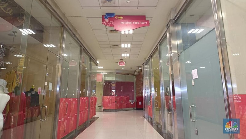 Maraknya fenomena pusat perbelanjaan atau Mal yang mulai ditinggalkan para pengunjung hingga penyewa kios di dalamnya ternyata tidak terjadi di daerah Jakarta saja, Mall WTC Matahari Serpong kejayaannya kini meredup. (CNBC Indonesia/Martyasari Rizky)