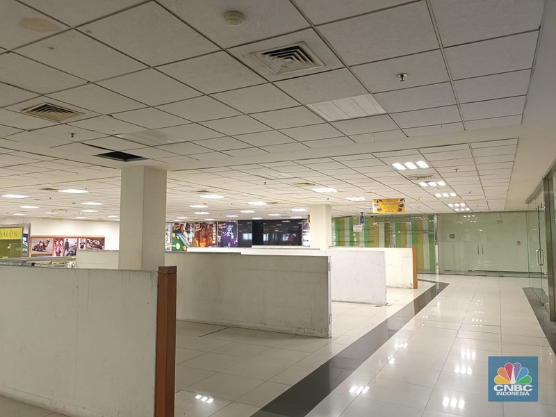 Maraknya fenomena pusat perbelanjaan atau Mal yang mulai ditinggalkan para pengunjung hingga penyewa kios di dalamnya ternyata tidak terjadi di daerah Jakarta saja, Mall WTC Matahari Serpong kejayaannya kini meredup. (CNBC Indonesia/Martyasari Rizky)