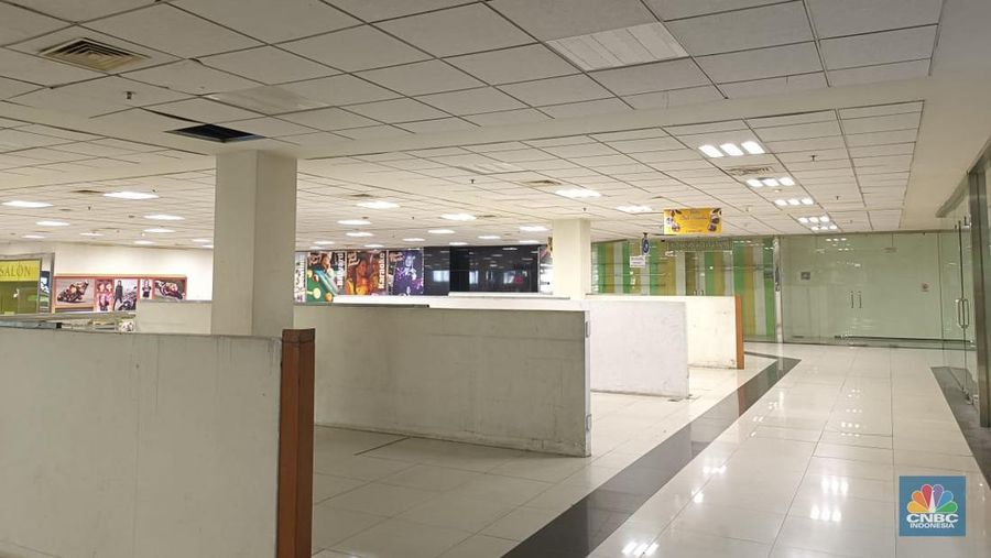 Maraknya fenomena pusat perbelanjaan atau Mal yang mulai ditinggalkan para pengunjung hingga penyewa kios di dalamnya ternyata tidak terjadi di daerah Jakarta saja, Mall WTC Matahari Serpong kejayaannya kini meredup. (CNBC Indonesia/Martyasari Rizky)