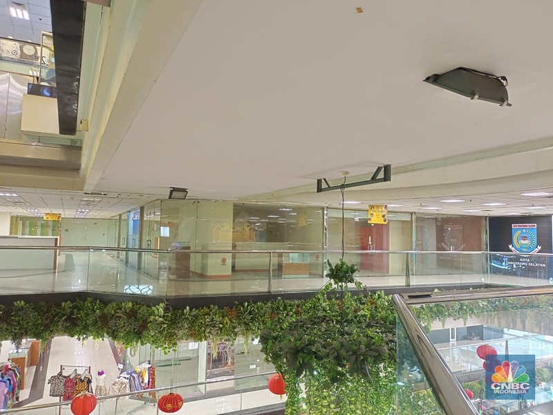 Salah satu pusat perbelanjaan yang sebelumnya selalu ramai, kini Mall WTC Matahari yang berlokasi tepat di depan Jalan Raya Serpong, Kota Tangerang Selatan nampak lenggang, dan banyak kios kosong pada hari Rabu (11/1/2023). Salah satu pusat perbelanjaan yang sebelumnya selalu ramai, kini Mall WTC Matahari yang berlokasi tepat di depan Jalan Raya Serpong, Kota Tangerang Selatan nampak lenggang, dan banyak kios kosong pada hari Rabu (11/1/2023). (CNBC Indonesia/Martyasari Rizky)