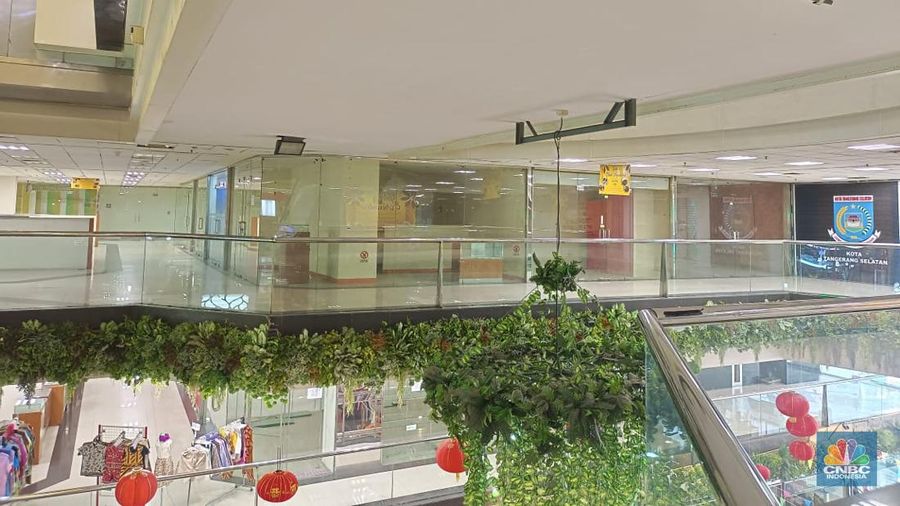 Salah satu pusat perbelanjaan yang sebelumnya selalu ramai, kini Mall WTC Matahari yang berlokasi tepat di depan Jalan Raya Serpong, Kota Tangerang Selatan nampak lenggang, dan banyak kios kosong pada hari Rabu (11/1/2023). (CNBC Indonesia/Martyasari Rizky)