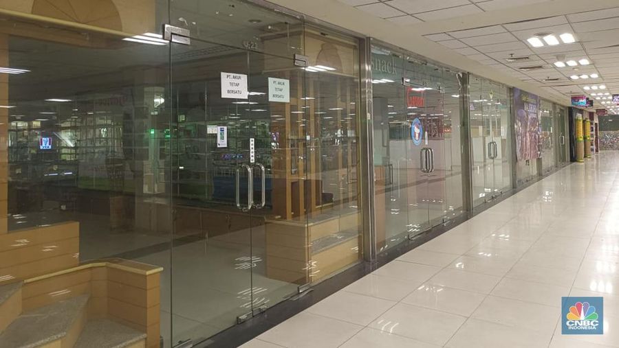 Maraknya fenomena pusat perbelanjaan atau Mal yang mulai ditinggalkan para pengunjung hingga penyewa kios di dalamnya ternyata tidak terjadi di daerah Jakarta saja, Mall WTC Matahari Serpong kejayaannya kini meredup. (CNBC Indonesia/Martyasari Rizky)