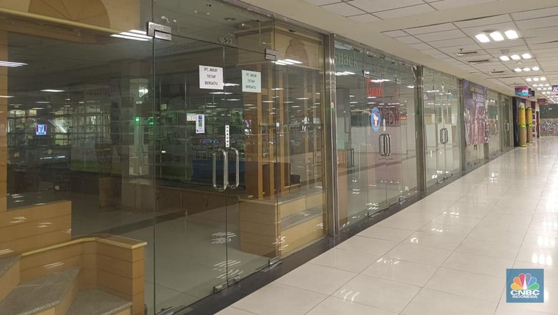 Maraknya fenomena pusat perbelanjaan atau Mal yang mulai ditinggalkan para pengunjung hingga penyewa kios di dalamnya ternyata tidak terjadi di daerah Jakarta saja, Mall WTC Matahari Serpong kejayaannya kini meredup. (CNBC Indonesia/Martyasari Rizky)