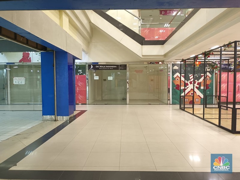 Salah satu pusat perbelanjaan yang sebelumnya selalu ramai, kini Mall WTC Matahari yang berlokasi tepat di depan Jalan Raya Serpong, Kota Tangerang Selatan nampak lenggang, dan banyak kios kosong pada hari Rabu (11/1/2023). Salah satu pusat perbelanjaan yang sebelumnya selalu ramai, kini Mall WTC Matahari yang berlokasi tepat di depan Jalan Raya Serpong, Kota Tangerang Selatan nampak lenggang, dan banyak kios kosong pada hari Rabu (11/1/2023). (CNBC Indonesia/Martyasari Rizky)