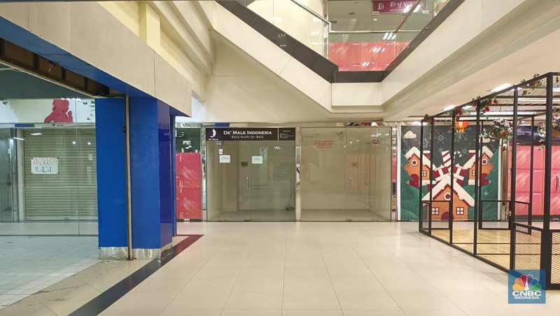 Salah satu pusat perbelanjaan yang sebelumnya selalu ramai, kini Mall WTC Matahari yang berlokasi tepat di depan Jalan Raya Serpong, Kota Tangerang Selatan nampak lenggang, dan banyak kios kosong pada hari Rabu (11/1/2023). (CNBC Indonesia/Martyasari Rizky)