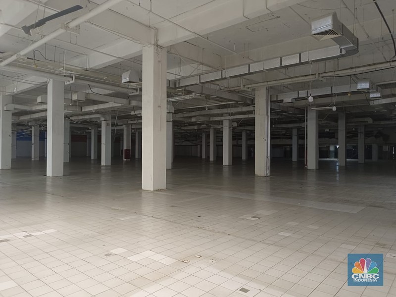 Salah satu pusat perbelanjaan yang sebelumnya selalu ramai, kini Mall WTC Matahari yang berlokasi tepat di depan Jalan Raya Serpong, Kota Tangerang Selatan nampak lenggang, dan banyak kios kosong pada hari Rabu (11/1/2023). (CNBC Indonesia/Martyasari Rizky)