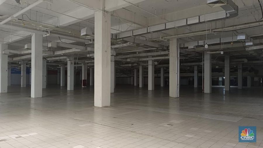 Salah satu pusat perbelanjaan yang sebelumnya selalu ramai, kini Mall WTC Matahari yang berlokasi tepat di depan Jalan Raya Serpong, Kota Tangerang Selatan nampak lenggang, dan banyak kios kosong pada hari Rabu (11/1/2023). (CNBC Indonesia/Martyasari Rizky)