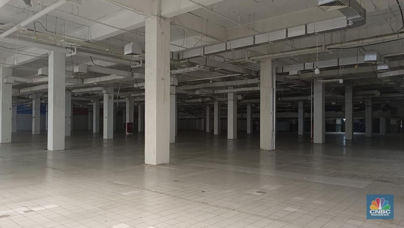 Salah satu pusat perbelanjaan yang sebelumnya selalu ramai, kini Mall WTC Matahari yang berlokasi tepat di depan Jalan Raya Serpong, Kota Tangerang Selatan nampak lenggang, dan banyak kios kosong pada hari Rabu (11/1/2023). (CNBC Indonesia/Martyasari Rizky)