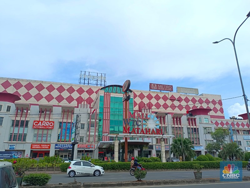 Salah satu pusat perbelanjaan yang sebelumnya selalu ramai, kini Mall WTC Matahari yang berlokasi tepat di depan Jalan Raya Serpong, Kota Tangerang Selatan nampak lenggang, dan banyak kios kosong pada hari Rabu (11/1/2023). Salah satu pusat perbelanjaan yang sebelumnya selalu ramai, kini Mall WTC Matahari yang berlokasi tepat di depan Jalan Raya Serpong, Kota Tangerang Selatan nampak lenggang, dan banyak kios kosong pada hari Rabu (11/1/2023). (CNBC Indonesia/Martyasari Rizky)