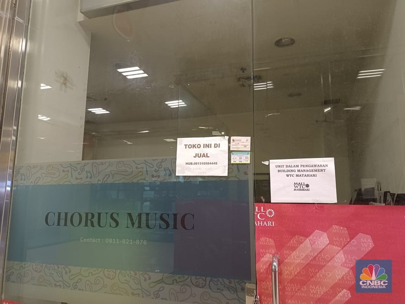 Maraknya fenomena pusat perbelanjaan atau Mal yang mulai ditinggalkan para pengunjung hingga penyewa kios di dalamnya ternyata tidak terjadi di daerah Jakarta saja, Mall WTC Matahari Serpong kejayaannya kini meredup. (CNBC Indonesia/Martyasari Rizky)