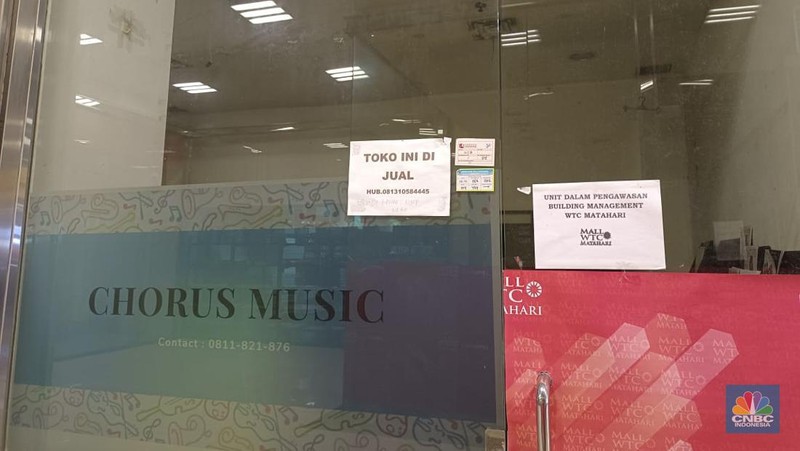 Maraknya fenomena pusat perbelanjaan atau Mal yang mulai ditinggalkan para pengunjung hingga penyewa kios di dalamnya ternyata tidak terjadi di daerah Jakarta saja, Mall WTC Matahari Serpong kejayaannya kini meredup. (CNBC Indonesia/Martyasari Rizky)