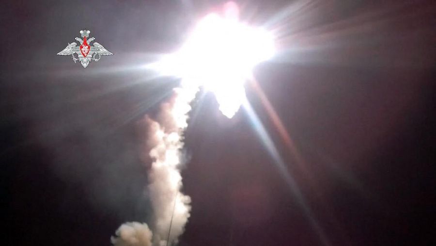 Sebuah kapal perang Rusia yang dipersenjatai rudal jelajah hipersonik telah menggelar latihan di area Laut Norwegia. (via REUTERS/RUSSIAN DEFENCE MINISTRY)