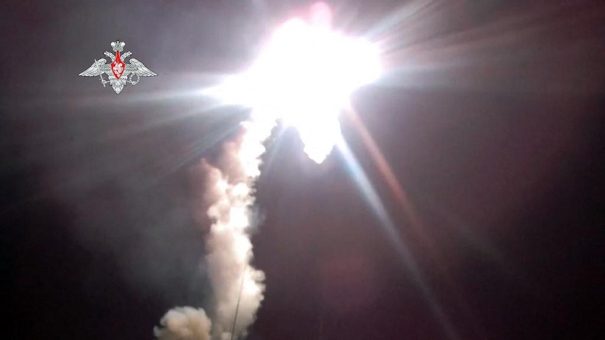 sebuah-kapal-perang-rusia-yang-dipersenjatai-rudal-jelajah-hipersonik-telah-menggelar-latihan-di-area-laut-norwegia-afphandout_169 Perang Eropa Menggila! Ukraina Dibom 100 Drone-Rudal Hipersonik Putin