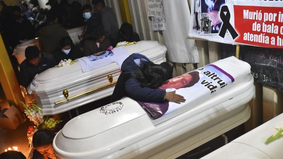 Seorang wanita menangis di atas peti mati berisi jasad temannya Antonio Samillan yang meninggal saat kerusuhan di Juliaca, Peru, Selasa, 10 Januari 2023. Sedikitnya 17 orang tewas Senin di tenggara Peru ketika protes yang menuntut pemilihan segera dilanjutkan di pedesaan yang terbengkalai. wilayah negara yang masih setia kepada Presiden terguling Pedro Castillo. (AP Photo/Jose Sotomayor)