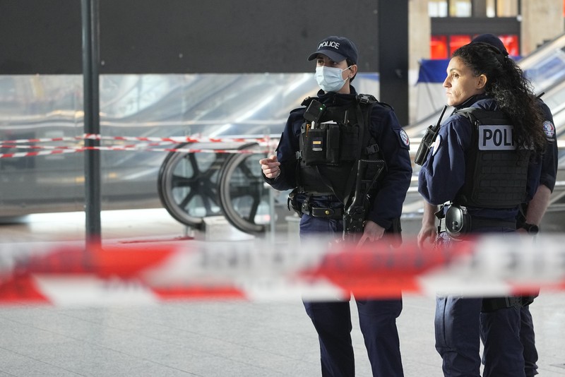 Media Prancis melaporkan bahwa orang telah ditikam di stasiun kereta api Paris dan menteri dalam negeri mengatakan beberapa orang terluka sebelum polisi Seorang tentara berpatroli di stasiun kereta Gare du Nord, Rabu, 11 Januari 2023 di Paris. Media Prancis melaporkan bahwa orang telah ditikam di stasiun kereta api Paris dan menteri dalam negeri mengatakan beberapa orang terluka sebelum polisi