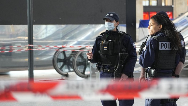 Seorang tentara berpatroli di stasiun kereta Gare du Nord, Rabu, 11 Januari 2023 di Paris. Media Prancis melaporkan bahwa orang telah ditikam di stasiun kereta api Paris dan menteri dalam negeri mengatakan beberapa orang terluka sebelum polisi 