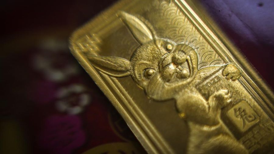 Petugas menunjukkan emas edisi imlek berupa gambar Kelinci di Butik Emas Antam, Setia Budi, Jakarta, Selasa (12/1/2023). Emas batangan edisi Imlek 2023 ini memiliki berat 8 gram dengan 99,99 persen emas murni dan dijual dengan harga Rp8,9 juta. ANTARA FOTO/Rivan Awal Lingga
